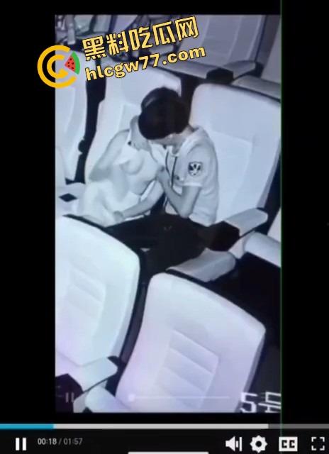电影院当炮房？小情侣亲热全程被高清监控直播，年纪轻轻就直播开档，社会这课学得真扎实！-13