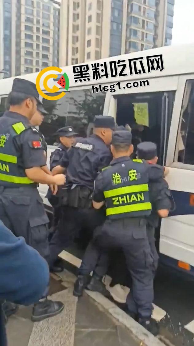 重庆渝北区 学区房学校未兑现 五大小区集体维权 与警察混战 多名业主被抓 现场视频流出-4