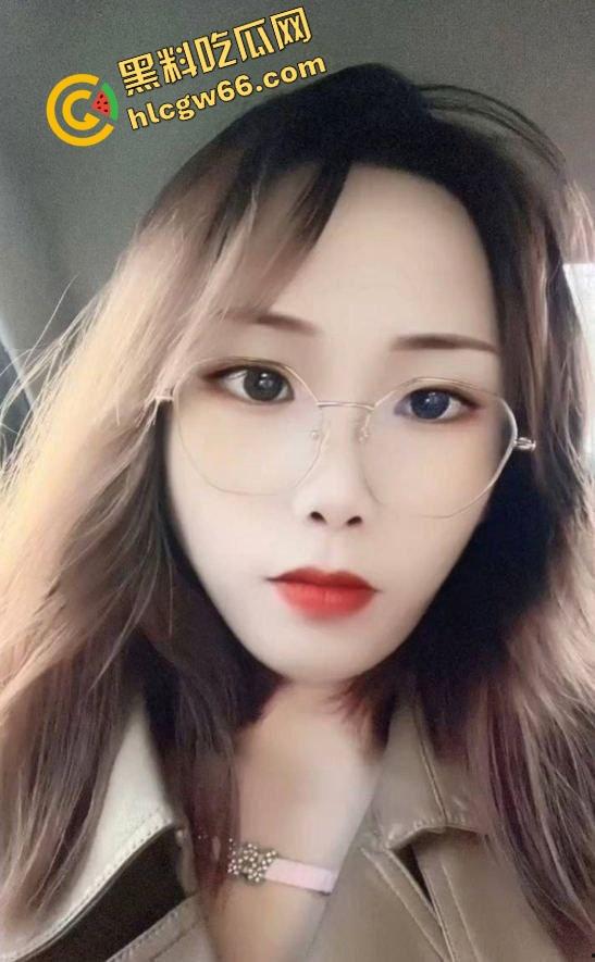 佛山小区人妻骚妇『邵萍丽』偷情嫌老公三下完事，转头让我操得腿软叫不停，高潮后主动舔鸡巴喊香！-4