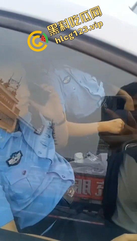 成都街头男子拍到警察不系安全带怒问：老百姓就是得罚，警察就不管？-5