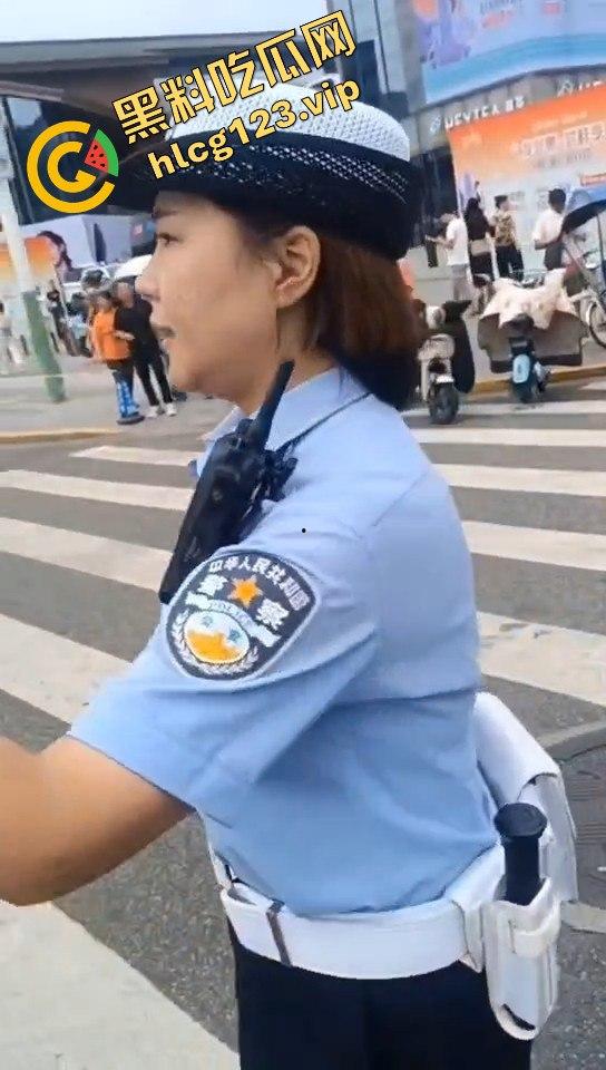 成都街头男子拍到警察不系安全带怒问：老百姓就是得罚，警察就不管？-8