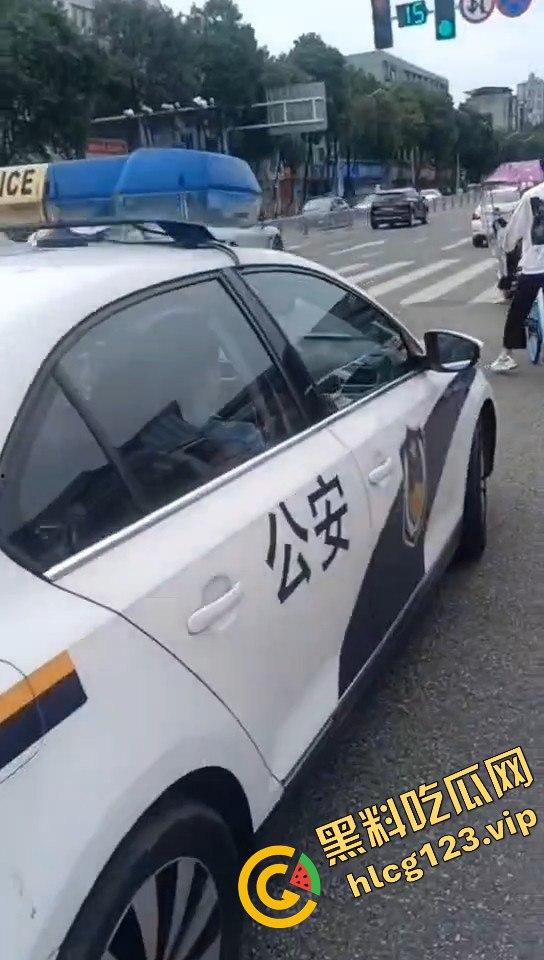 成都街头男子拍到警察不系安全带怒问：老百姓就是得罚，警察就不管？-10