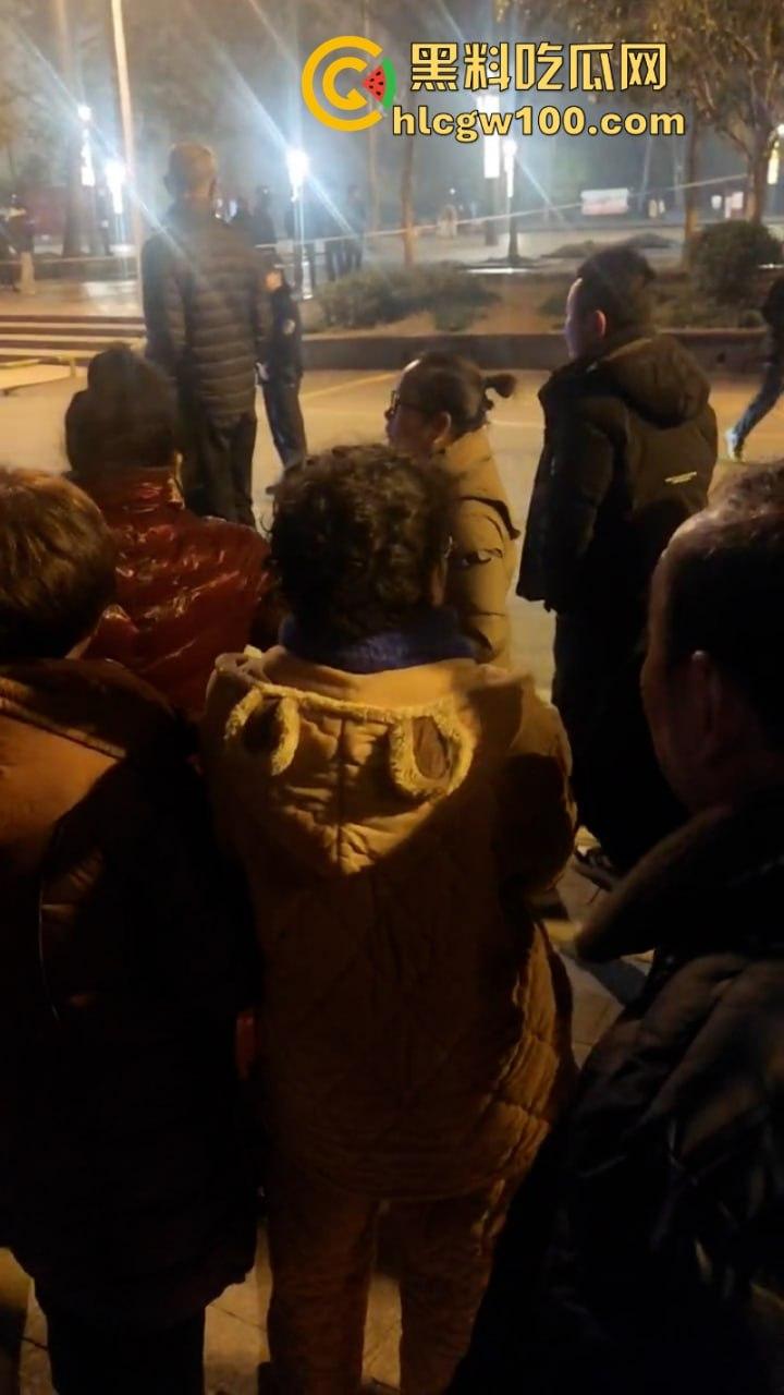 甘肃骚妇频繁出轨又约炮 原配老公当街抓奸怒杀奸夫 骚鸡终于知道怕了 当场吓尿！-2