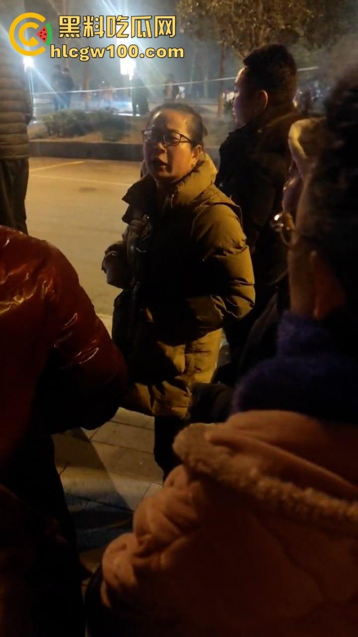 甘肃骚妇频繁出轨又约炮 原配老公当街抓奸怒杀奸夫 骚鸡终于知道怕了 当场吓尿！-3