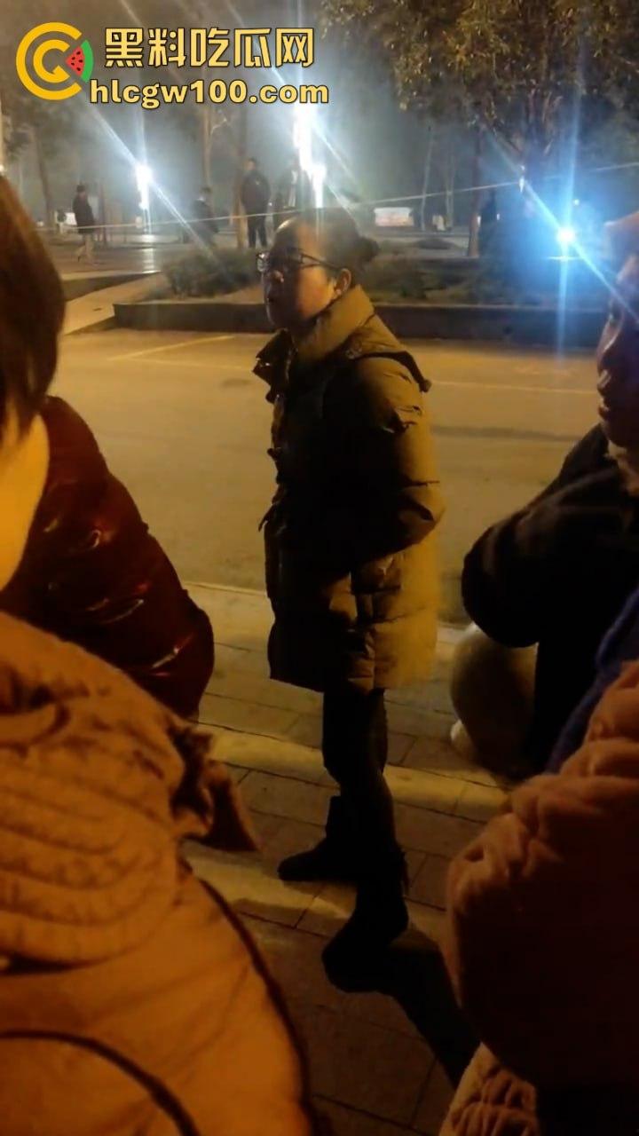 甘肃骚妇频繁出轨又约炮 原配老公当街抓奸怒杀奸夫 骚鸡终于知道怕了 当场吓尿！-6