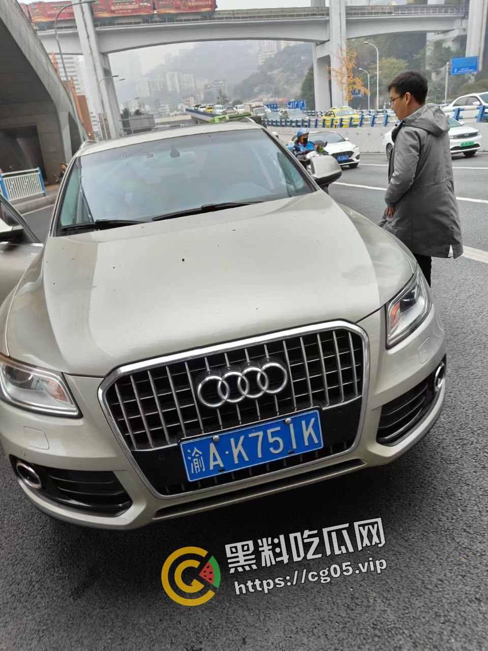 新年遇贵人！重庆渝中摩托佬莫名其妙被奥迪别车三次还挨打 事后律师表示不会少于五万 挨打挨出来一辆新摩托-4