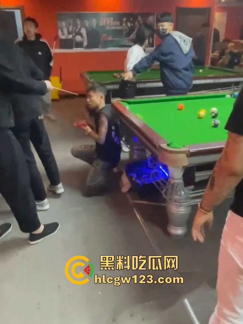 精神小伙台球厅打斗事件！暴怒持刀砍人 手掌惨遭斩成两半 现场血淋淋一片 场面极其血腥胆小勿入！-8