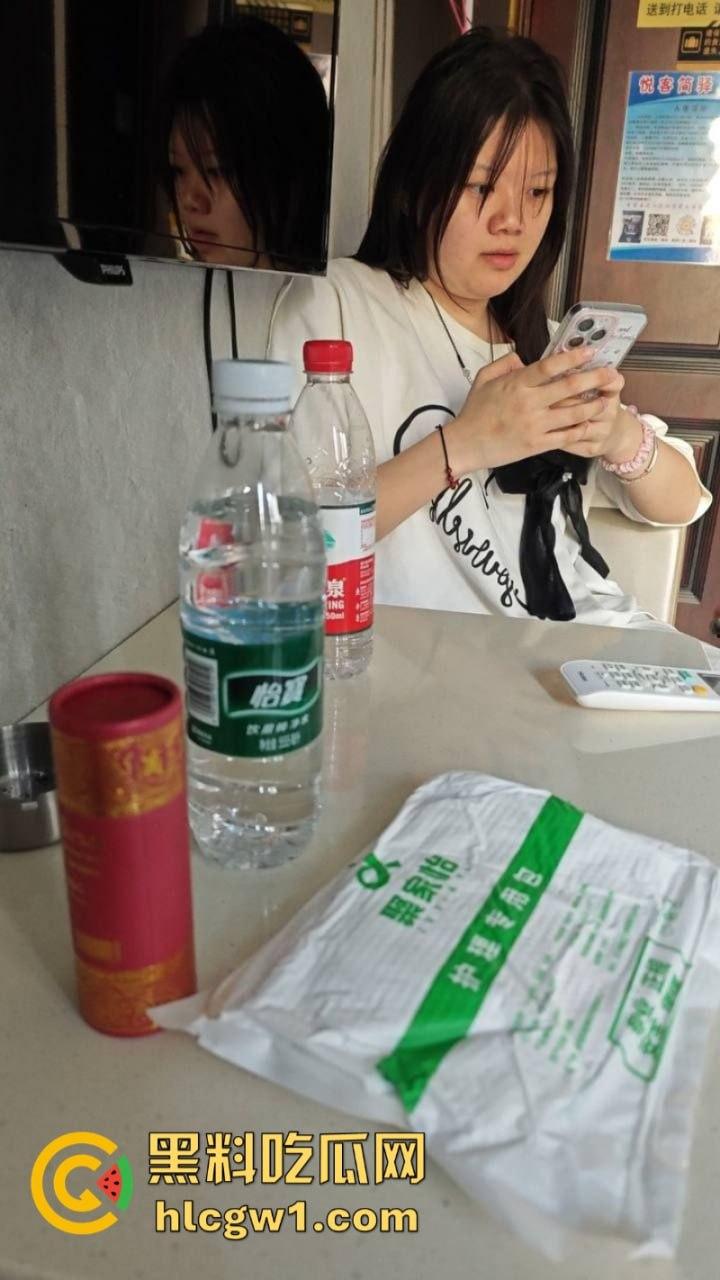 上海小伙网恋奔现翻车 软萌妹子变超雄坦克 房都开好了还是办了吧！-12