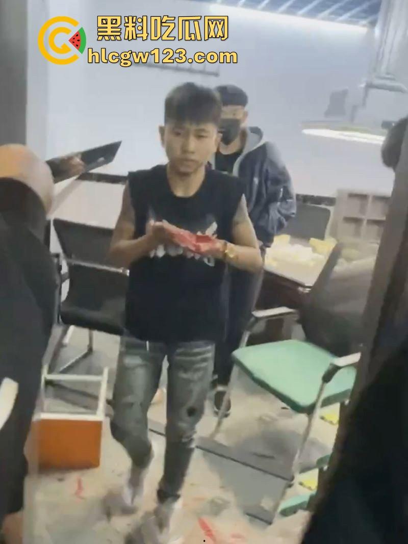 精神小伙台球厅打斗事件！暴怒持刀砍人 手掌惨遭斩成两半 现场血淋淋一片 场面极其血腥胆小勿入！-9