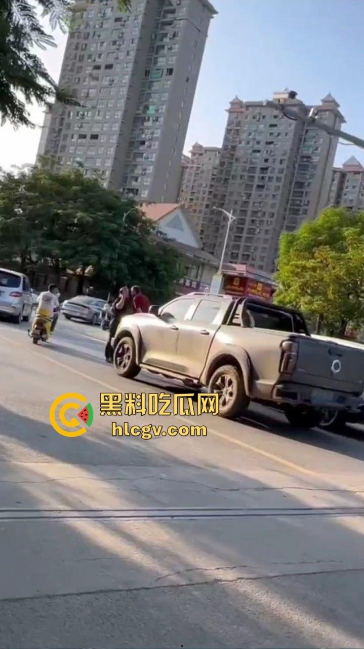 山东两大哥奥斯卡上身！互演碰瓷，一碰就倒，叫唤声一个比一个大！-9