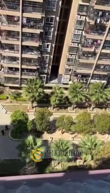 男子全裸跳楼，疑遭重大打击引发极端行为，围观群众目瞪口呆！-4