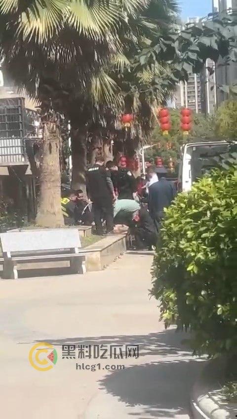 男子全裸跳楼，疑遭重大打击引发极端行为，围观群众目瞪口呆！-6