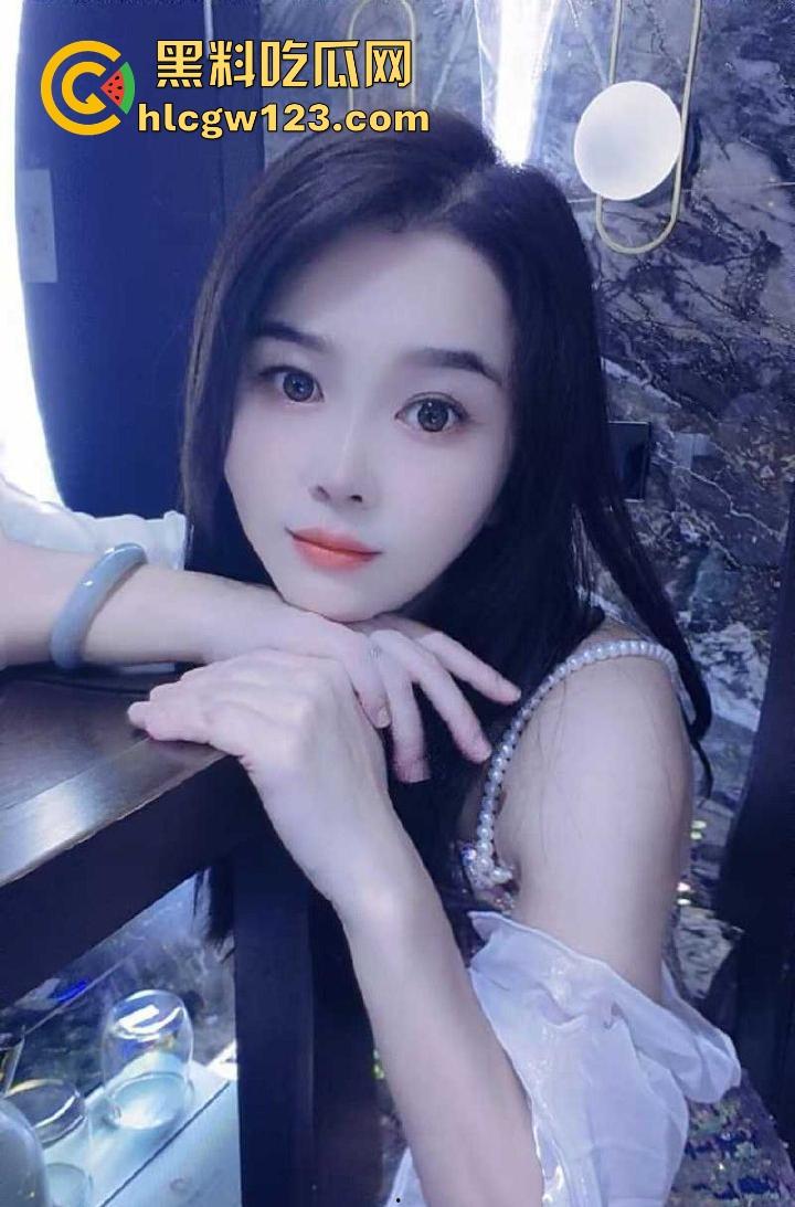 绿帽哥投稿！极品反差淫妻女友 被绿帽老公带出去群交 各种约炮抽插 性爱私拍视频流出！-1