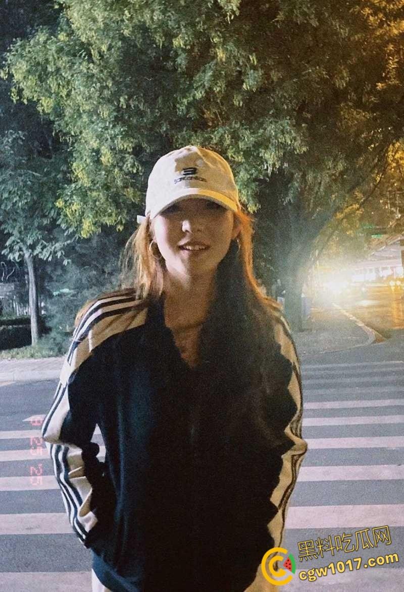 河北科技职院【李圣依】，发私拍为男友撸管助兴，揉捏大奶秀剃毛小穴，插肛塞自慰淫水音撩耳！-3