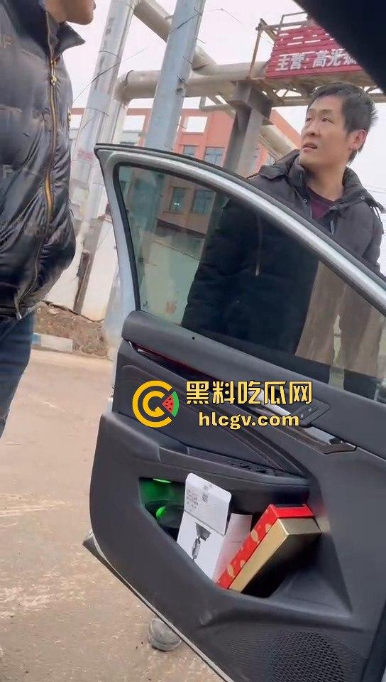 山东临沂孔孟之乡变菜鸡互啄场，两男因超车打成泥脸怪！-3
