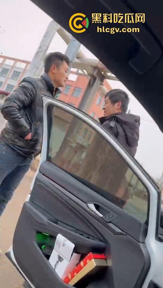山东临沂孔孟之乡变菜鸡互啄场，两男因超车打成泥脸怪！-6