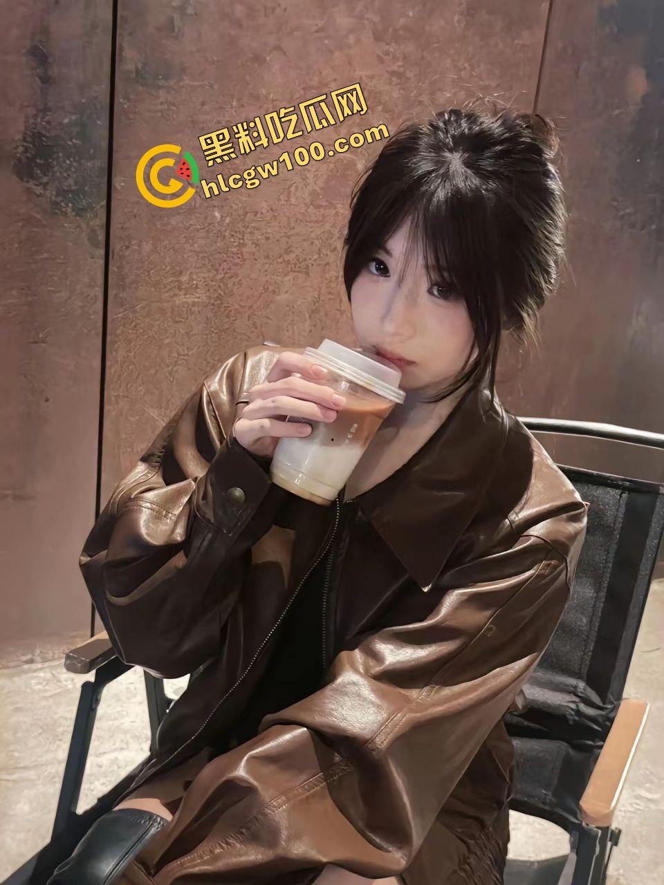 昆明医科大学清纯反差骚婊【李雯婷】发骚自拍揉搓雪白大奶，酒店全裸边追剧边爆干！独家曝光流出！-1