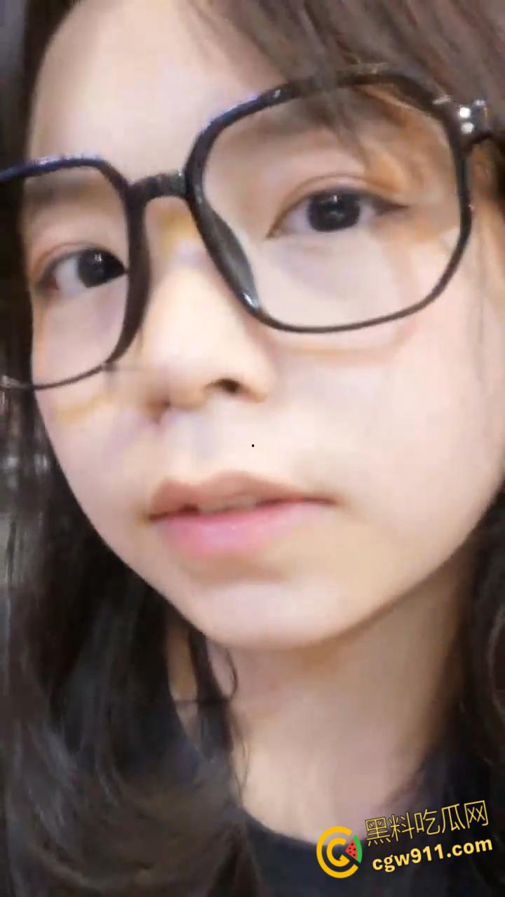 陕西师范大学【王萌萌】，被大叔pua微信调教，狗链乳环户外露出，穿上情趣内衣被花样猛操嫩穴 ！-7