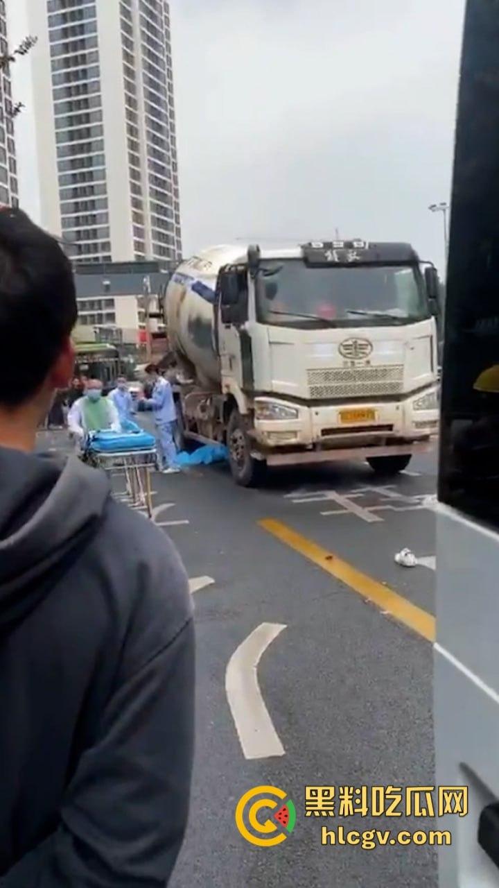 自贡张家沱隧道口工程车酿惨祸一妇女被大型工程车碾压后场景惊心！-4