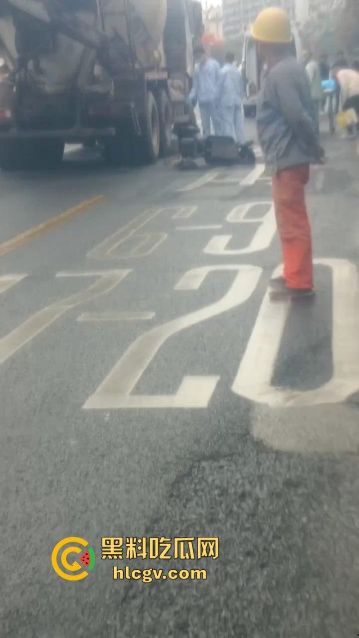 自贡张家沱隧道口工程车酿惨祸一妇女被大型工程车碾压后场景惊心！-6