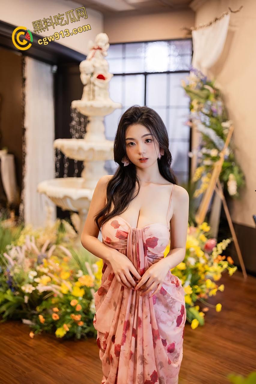 抖音网红【小熊软糖】，高颜值御姐下海黄播，全裸露脸掰逼自嗨，巨乳乳沟诱人无比，揉奶裸舞诱惑力拉满！-4