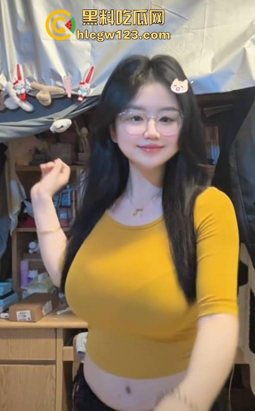 抖音极品网红【小肉怡】被渣男曝光性爱视频 微胖巨乳 眼镜反差 黑穴性瘾母狗主动上位骑乘 诱惑十足！-3