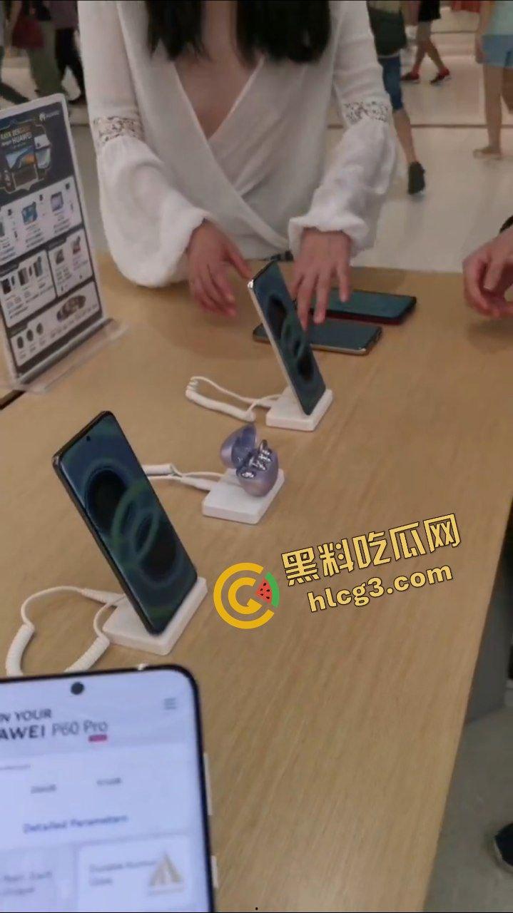 天降大奶于手机店也！主人的任务之 华为旗舰店真空露奶 主人在旁边指挥 看懵销售人员-5