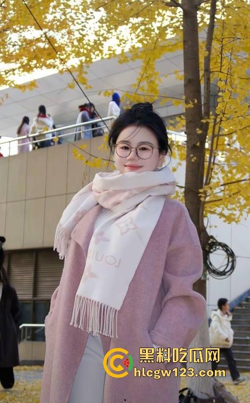 抖音极品网红【小肉怡】被渣男曝光性爱视频 微胖巨乳 眼镜反差 黑穴性瘾母狗主动上位骑乘 诱惑十足！-10