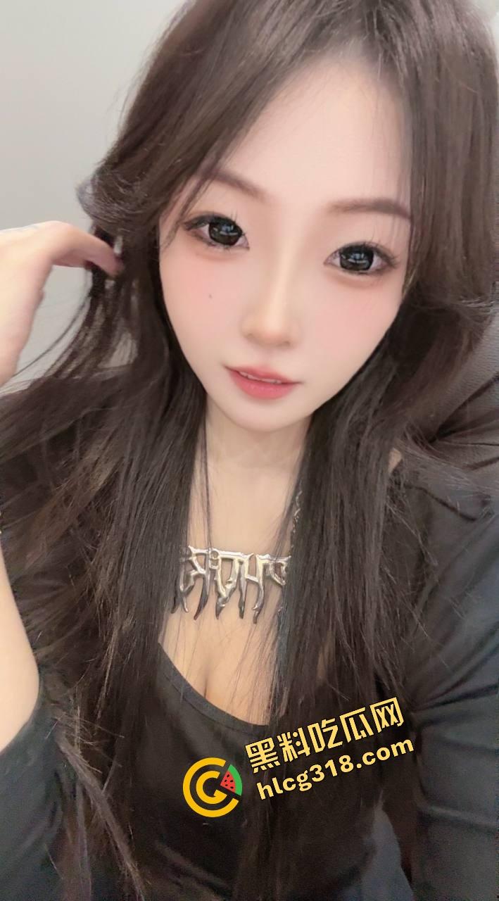 拍写真拍成足交局，俩闺蜜互舔奶玩脚，摄影师直接看傻这活谁不想干？摄影师鸡巴都夹肿了还不想走！-1