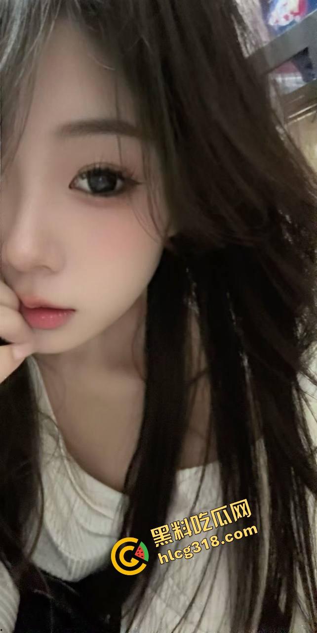 拍写真拍成足交局，俩闺蜜互舔奶玩脚，摄影师直接看傻这活谁不想干？摄影师鸡巴都夹肿了还不想走！-2