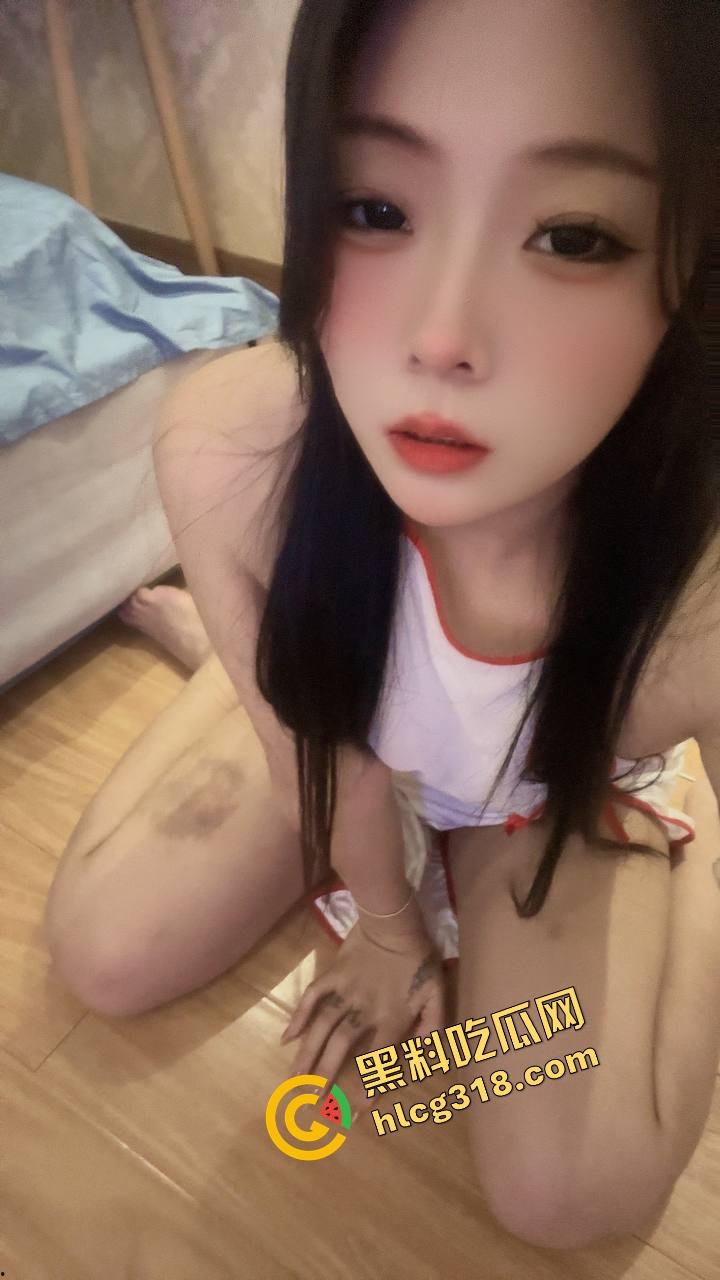 拍写真拍成足交局，俩闺蜜互舔奶玩脚，摄影师直接看傻这活谁不想干？摄影师鸡巴都夹肿了还不想走！-3