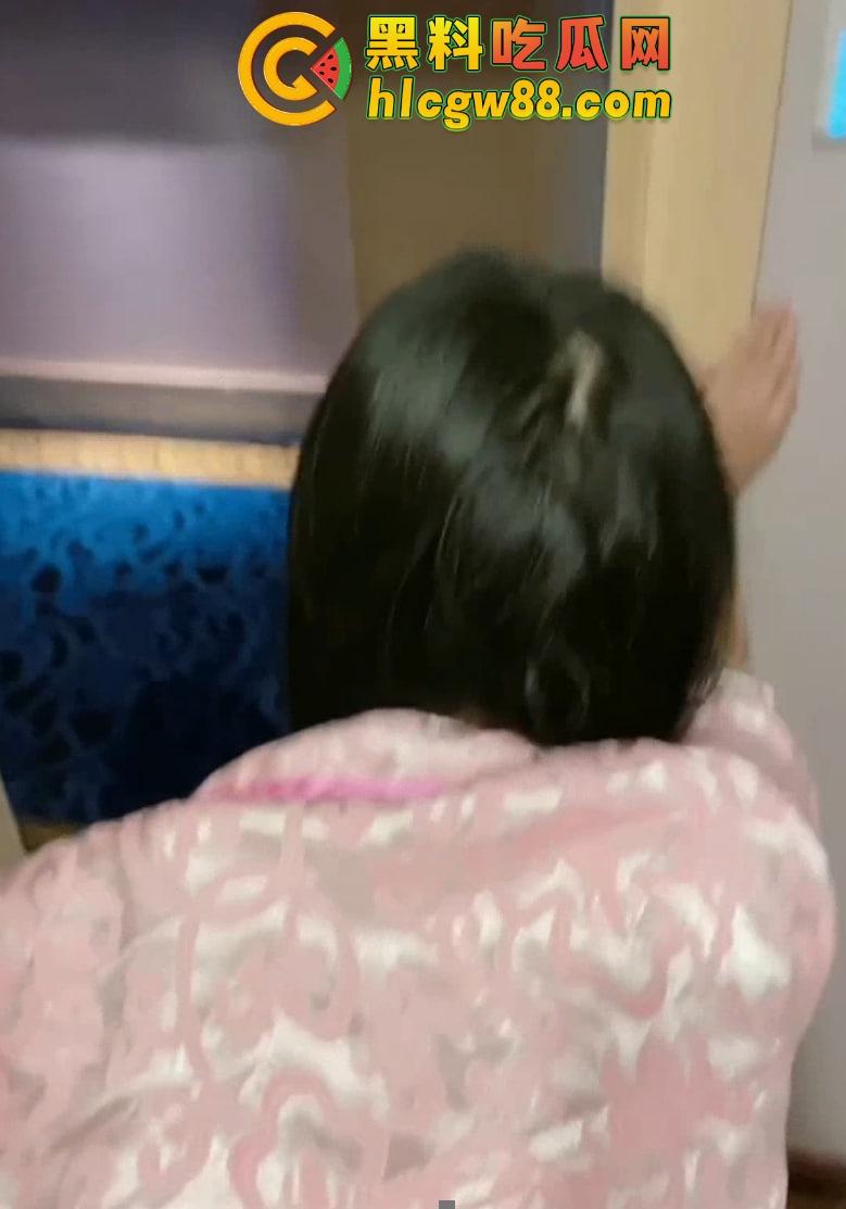 哈尔滨39中『钱晶』表面是人民教师，课后兼职洗浴小姐被大哥穿着浴袍开门日逼，玩的就是真实！-8