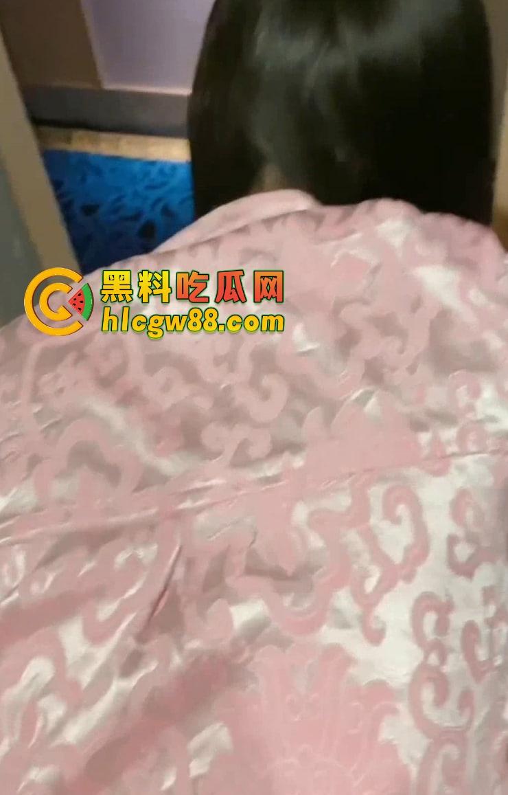 哈尔滨39中『钱晶』表面是人民教师，课后兼职洗浴小姐被大哥穿着浴袍开门日逼，玩的就是真实！-10