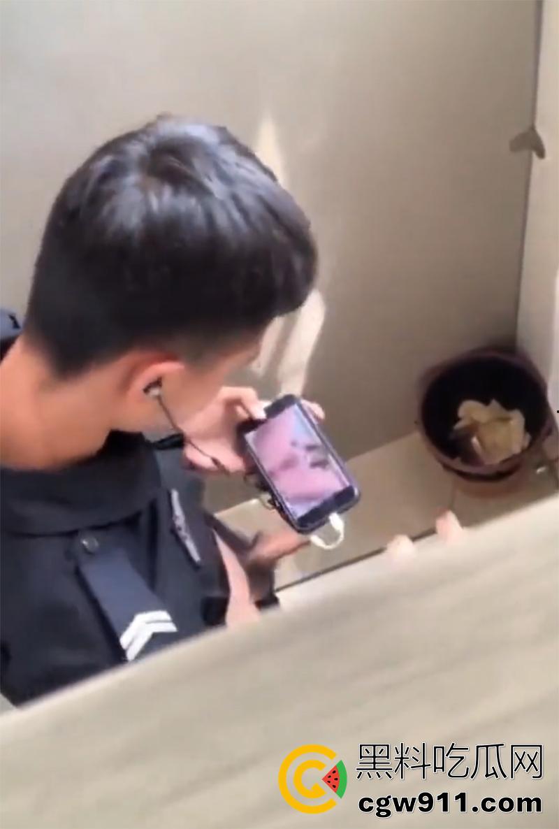 超稀有大瓜,偷拍警察在厕所打飞机,一边看片一边撸,看来是憋坏了啊,也不敢找小姐,估计是工资不够吧!-2