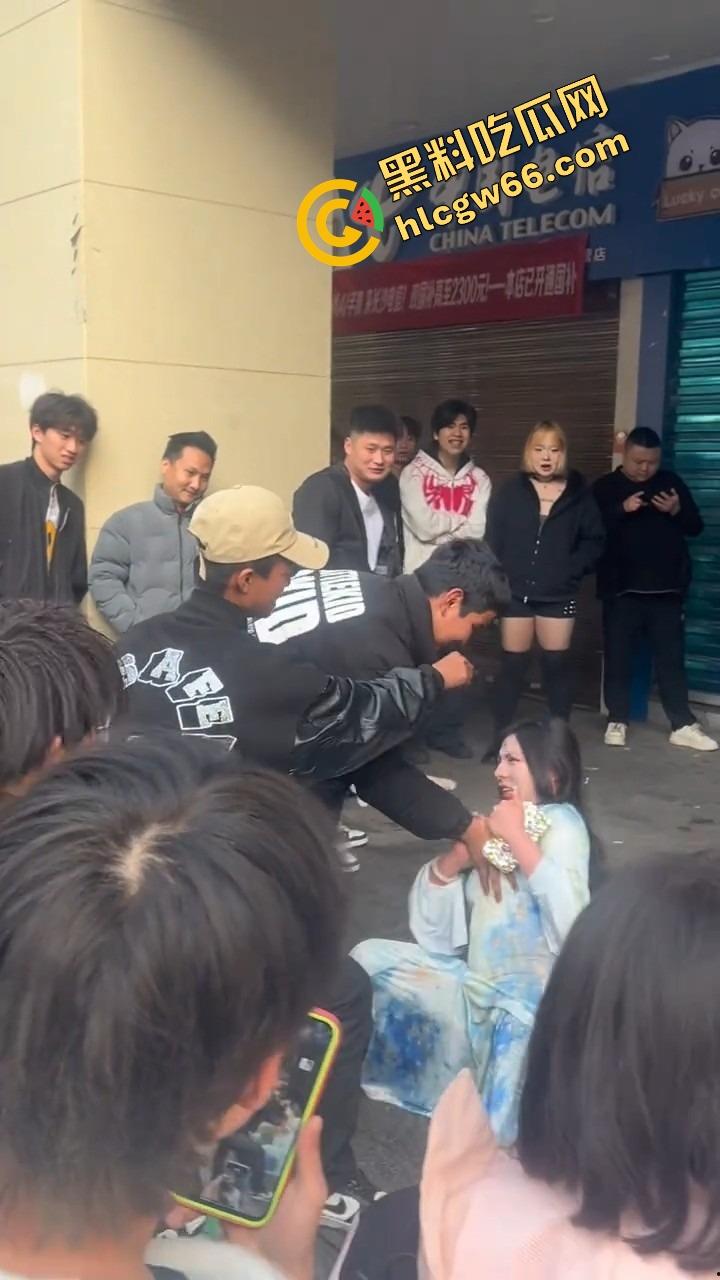 长沙解放西路嫩妹网红街头拍段子，结果路人上来对着大奶一顿狂抓，手顺势摸逼全场看傻？-13