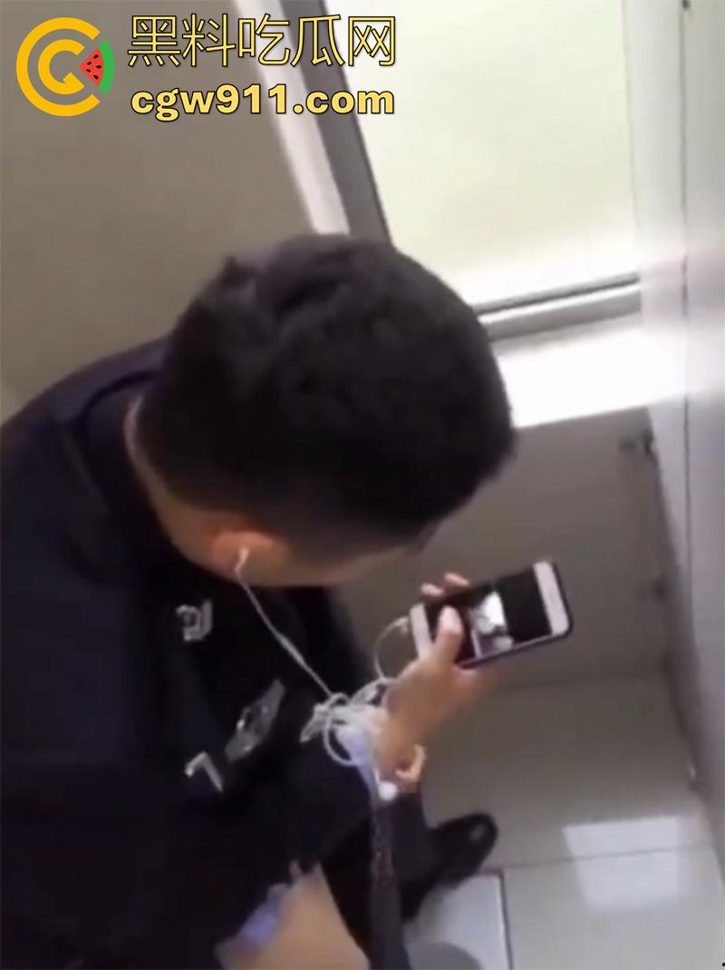 超稀有大瓜,偷拍警察在厕所打飞机,一边看片一边撸,看来是憋坏了啊,也不敢找小姐,估计是工资不够吧!-3
