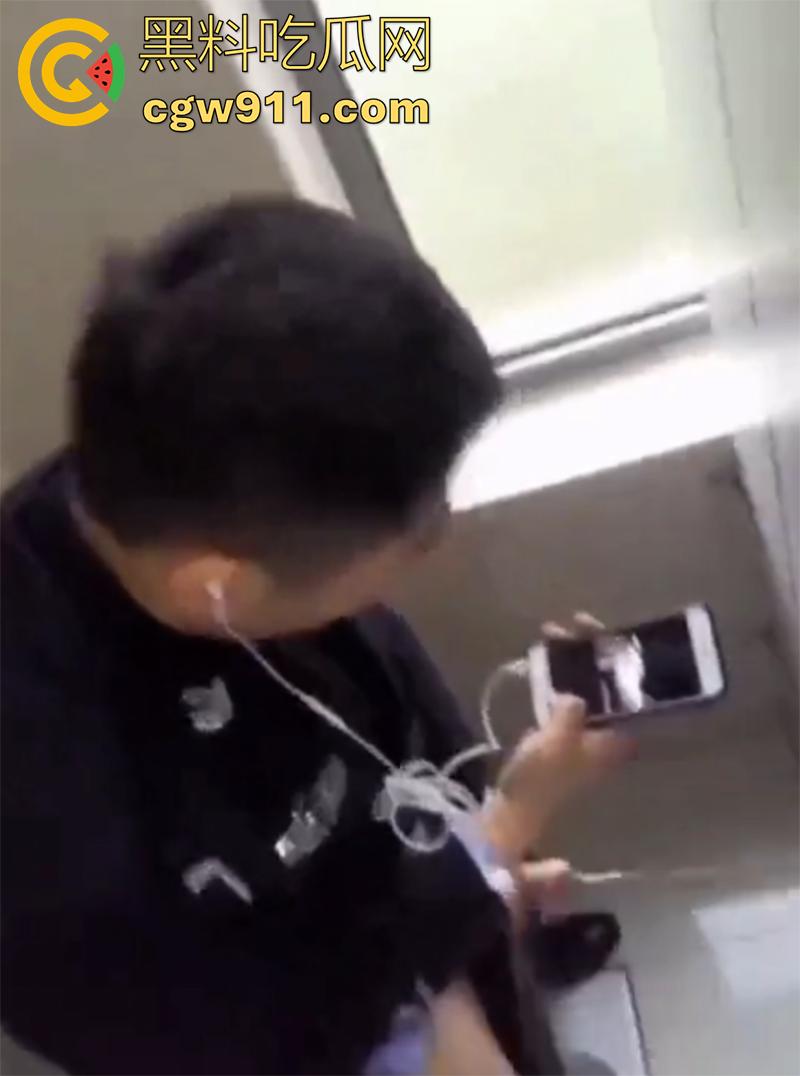 超稀有大瓜,偷拍警察在厕所打飞机,一边看片一边撸,看来是憋坏了啊,也不敢找小姐,估计是工资不够吧!-4
