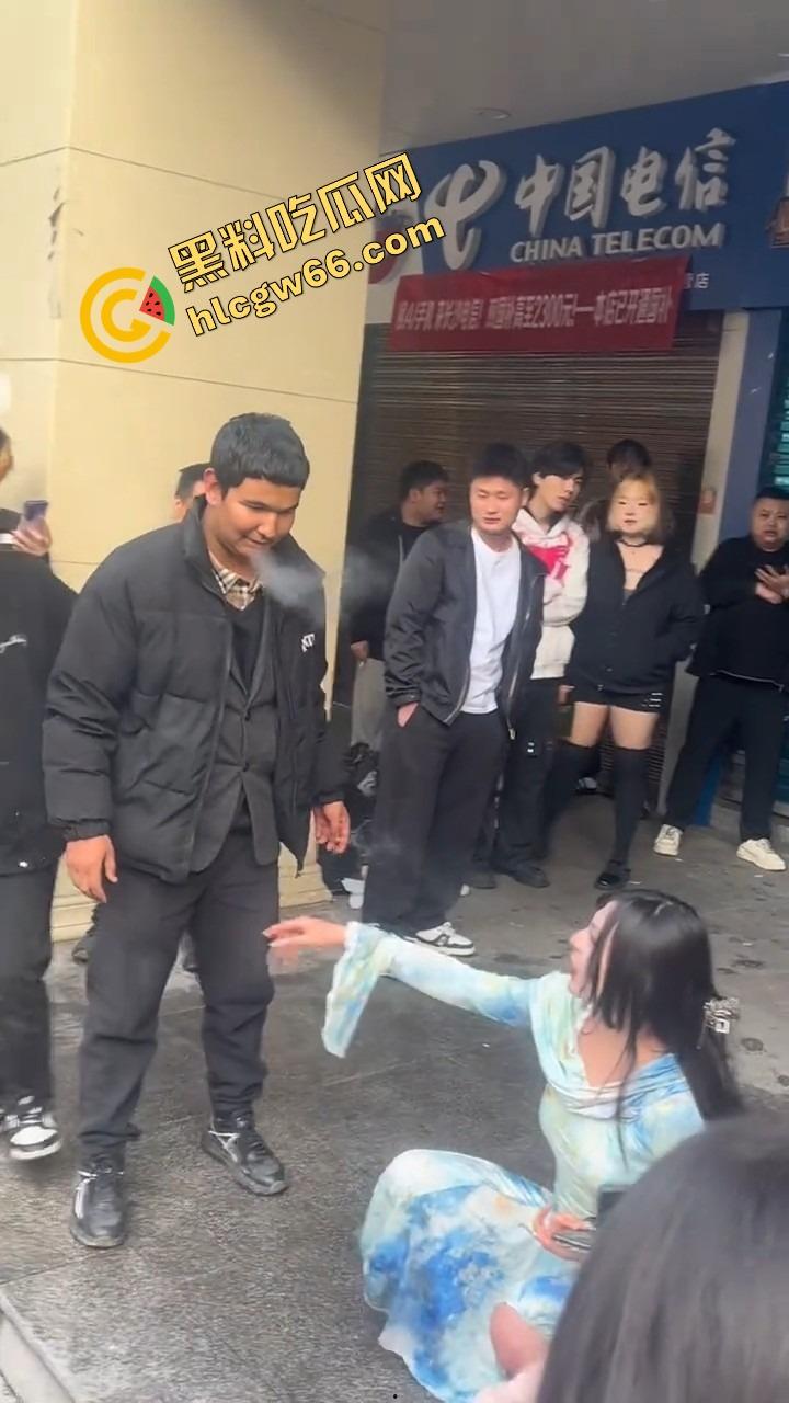 长沙解放西路嫩妹网红街头拍段子，结果路人上来对着大奶一顿狂抓，手顺势摸逼全场看傻？-15