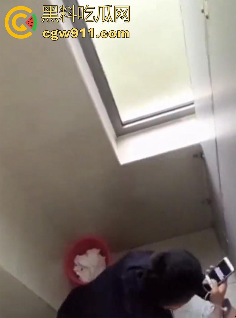 超稀有大瓜,偷拍警察在厕所打飞机,一边看片一边撸,看来是憋坏了啊,也不敢找小姐,估计是工资不够吧!-7