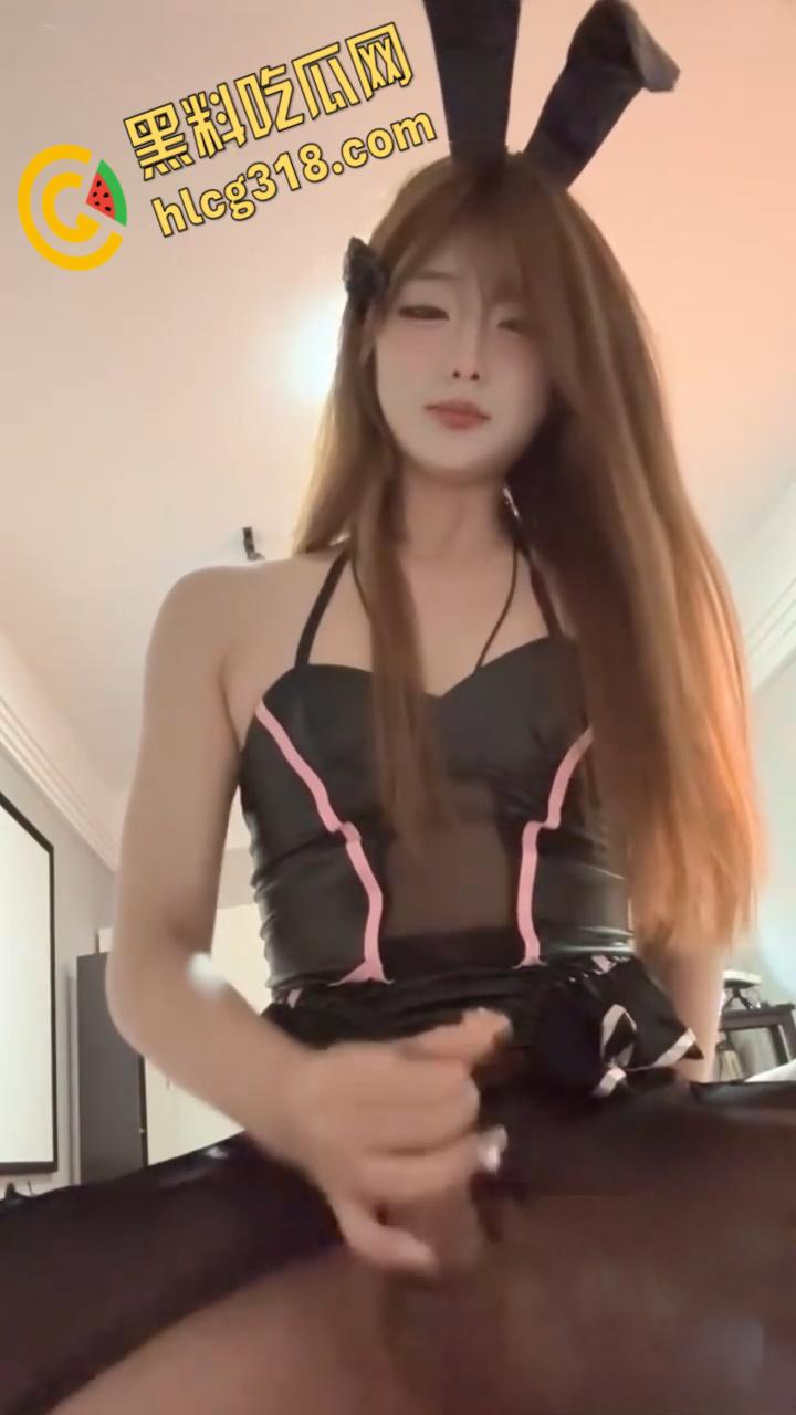 极品白嫩TS【小野酱】，极品颜值性感小蛮腰，对舔舐大肉棒情有独钟，绝对能把你掰弯！-4