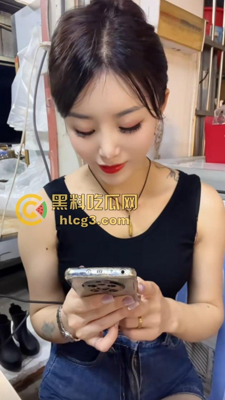 广东澄海1987烧烤店火辣老板娘『张丽华』与老板卷帘门内激情啪啪视频曝光，烧烤店一夜爆红！-5