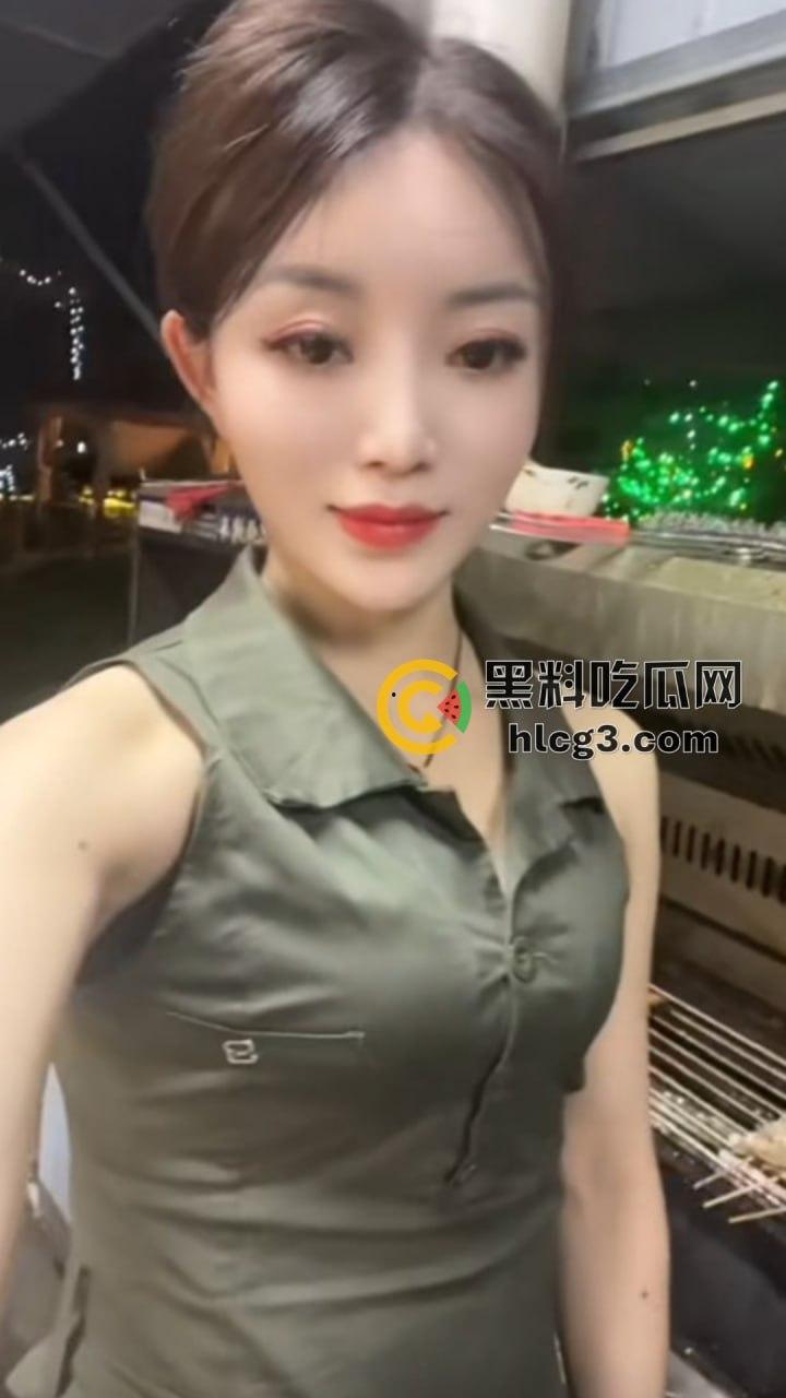 广东澄海1987烧烤店火辣老板娘『张丽华』与老板卷帘门内激情啪啪视频曝光，烧烤店一夜爆红！-11