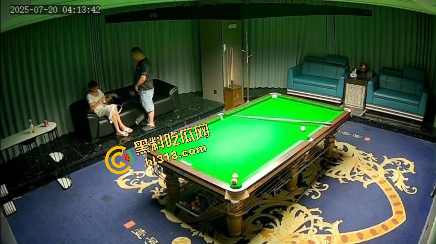 抖音热瓜江苏宿迁台球厅500元嫖到美女助教，包厢沙发扛着腿就是猛突，油腻大叔干到鸡巴发软！-5