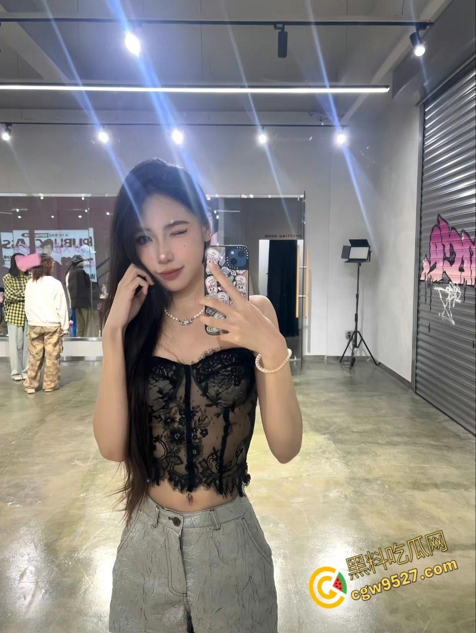 饥渴骚妹妹想念大屌哥哥，穿上性感肉丝短裙，主动酒店开房，跪舔口活吸屌，临近大姨妈还把哥哥给夹内射了 !-1