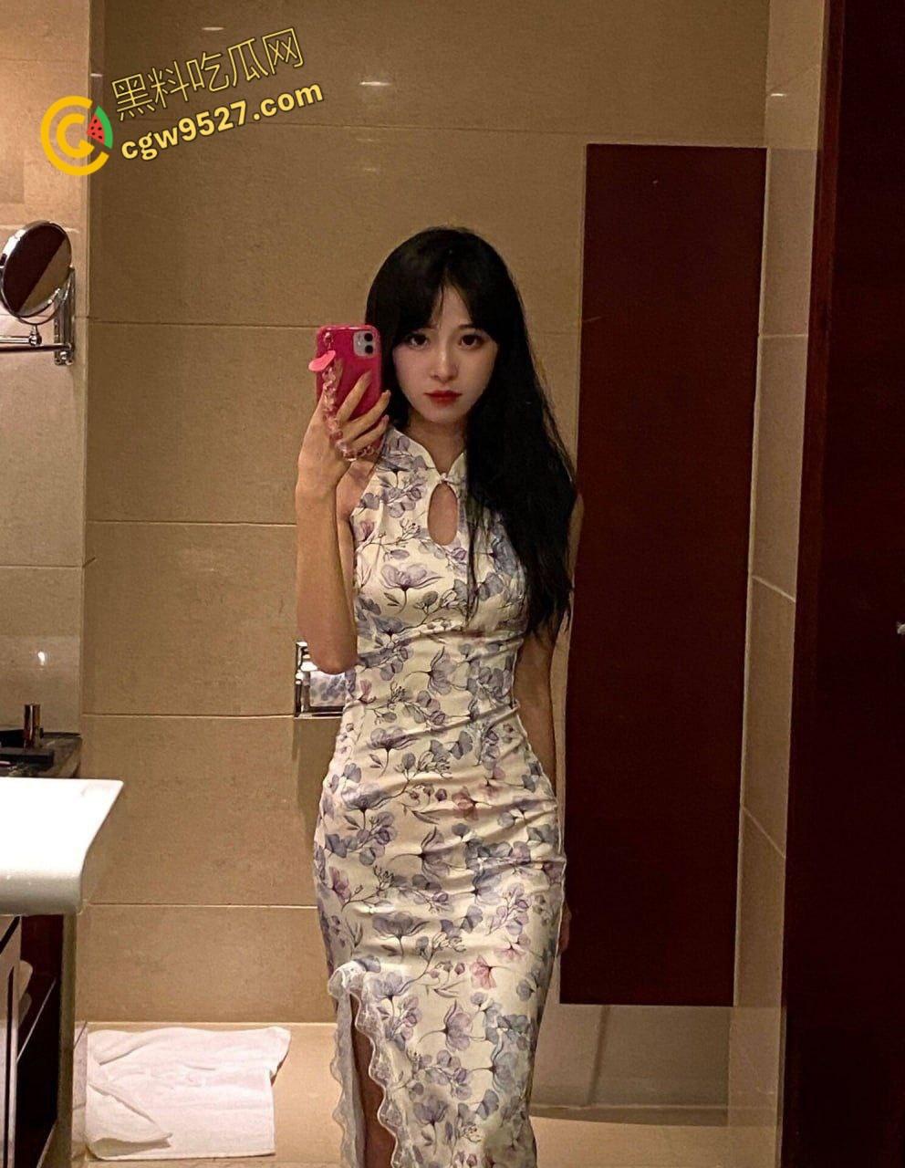 饥渴骚妹妹想念大屌哥哥，穿上性感肉丝短裙，主动酒店开房，跪舔口活吸屌，临近大姨妈还把哥哥给夹内射了 !-2