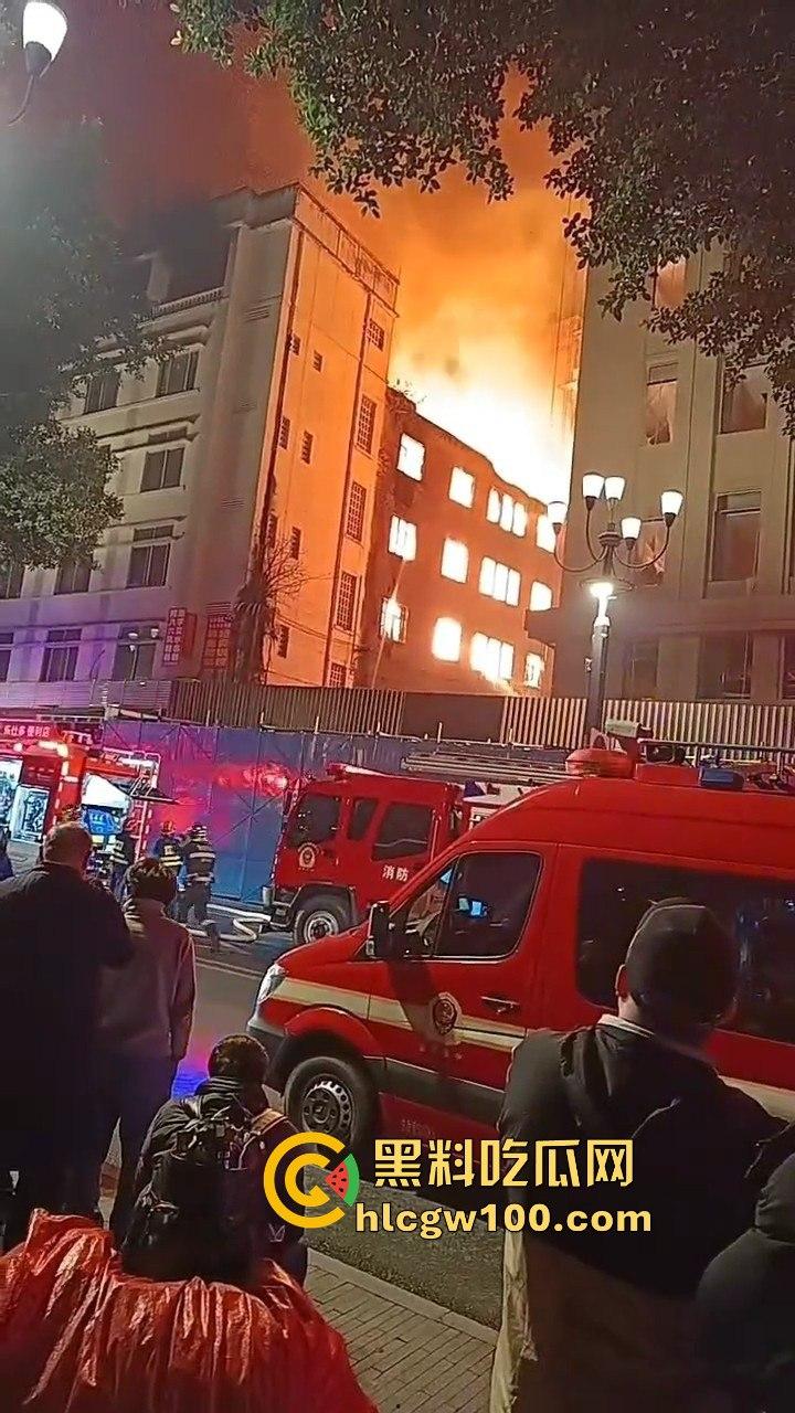 天降灾祸!!重庆市渝中区威斯汀对面新华路家电城失火,现场火光冲天,堪称人间地狱。-1