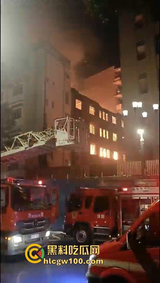 天降灾祸!!重庆市渝中区威斯汀对面新华路家电城失火,现场火光冲天,堪称人间地狱。-2