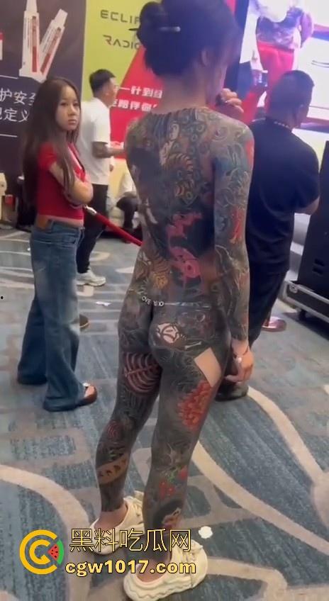 好女孩全覆盖 ？全身纹满阴唇边也是，人体活招牌，看着就有感觉的符文战士，她真的想给我们看全部！-9