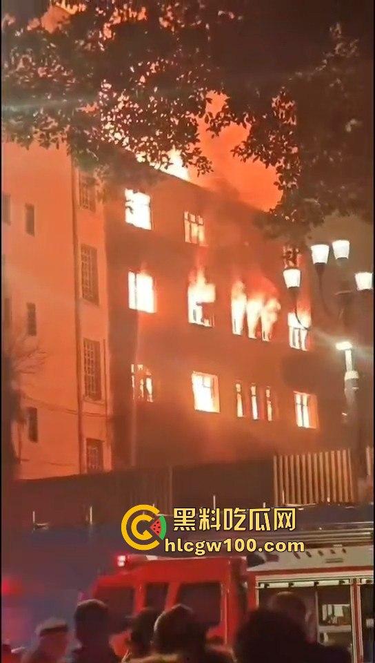 天降灾祸!!重庆市渝中区威斯汀对面新华路家电城失火,现场火光冲天,堪称人间地狱。-6