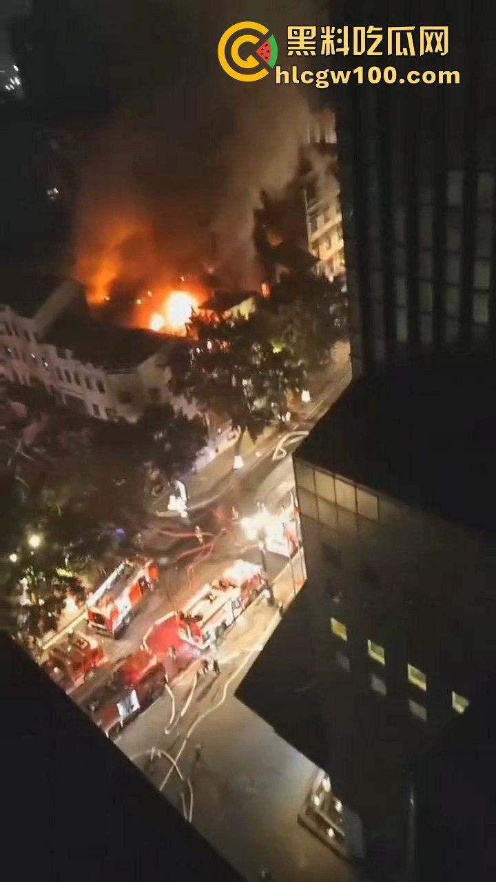 天降灾祸!!重庆市渝中区威斯汀对面新华路家电城失火,现场火光冲天,堪称人间地狱。-7